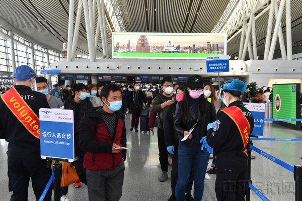 安检员依规查验返岗人员登机牌信息.jpg