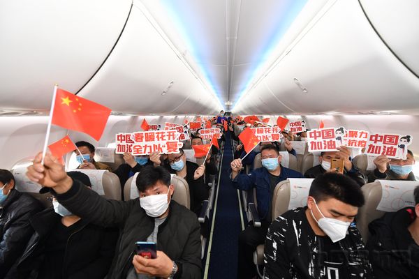 返岗人员机上挥国旗集体留影.jpg
