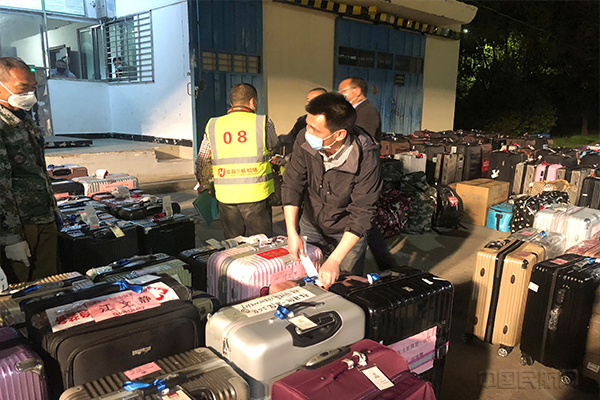 宜昌三峡机场工作人员提前对福建援宜支援队行李办理集中托运1.jpg