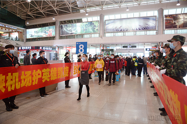候机楼内机场志愿者为福建援宜支援队筑起一条爱心通道1.jpg