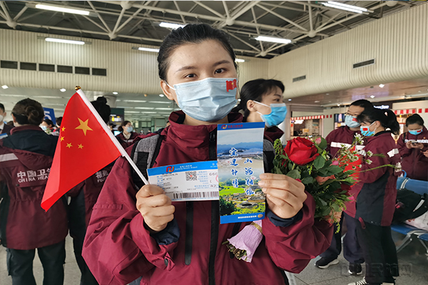福建援宜支援队队员们与援宜抗疫纪念登机牌合影1.jpg