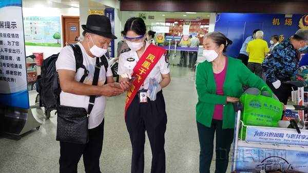 安检员帮助旅客注册健康码_副本.jpg 安检员帮助旅客注册健康码_副本.jpg