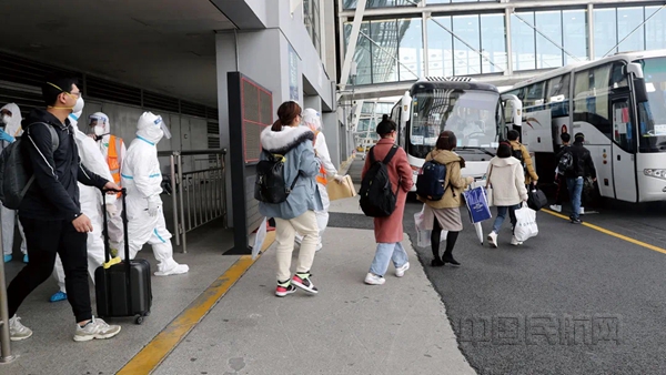 3月25日，旅客正在登上浦东机场“130”转运车-上海机场供图_副本.jpg
