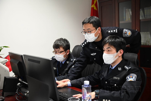 陆卿和他的战友们在电脑前进行数据排查——王熙熙拍摄_副本.jpg 陆卿和他的战友们在电脑前进行数据排查——王熙熙拍摄_副本.jpg