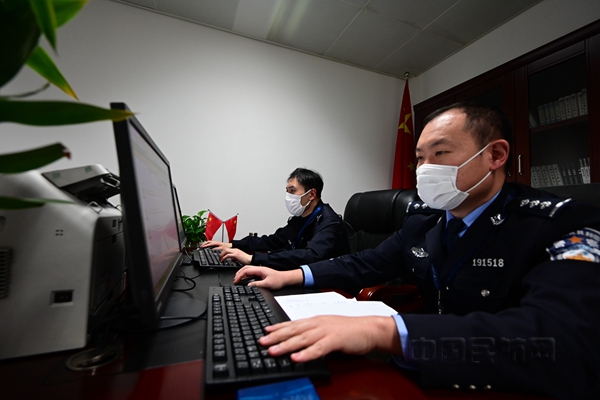 疫情排查专班正在严密细致的进行数据排查1——王熙熙拍摄_副本.jpg 疫情排查专班正在严密细致的进行数据排查1——王熙熙拍摄_副本.jpg