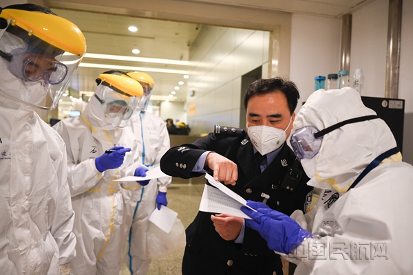 边检民警在紧张的安排勤务——董权辉拍摄_副本.jpg 边检民警在紧张的安排勤务——董权辉拍摄_副本.jpg