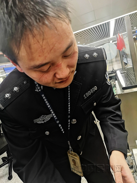边检民警脱去防疫装备的瞬间——杨夏杰拍摄_副本.jpg 边检民警脱去防疫装备的瞬间——杨夏杰拍摄_副本.jpg