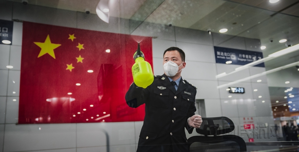 边检民警认真做好执勤区域消杀工作——董权辉拍摄_副本.jpg 边检民警认真做好执勤区域消杀工作——董权辉拍摄_副本.jpg