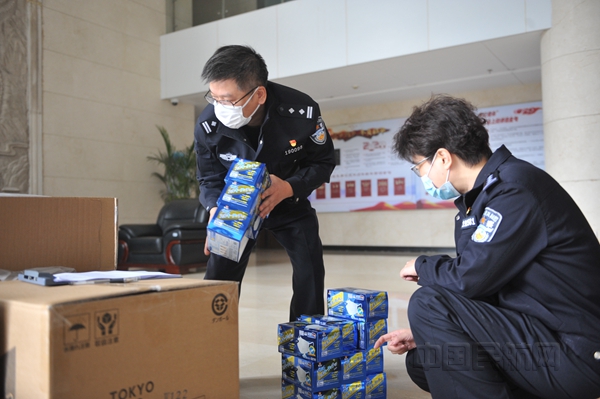 民警周育良在派发防疫物质——姚哲威拍摄_副本.jpg 民警周育良在派发防疫物质——姚哲威拍摄_副本.jpg
