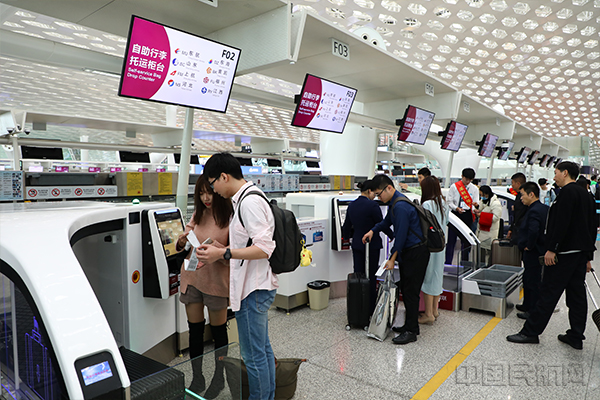 近年来，深圳机场通过数字化转型加快智慧机场建设。目前，国内航班已实现值机、行李托运、安检验证、登机全流程自助出行.jpg