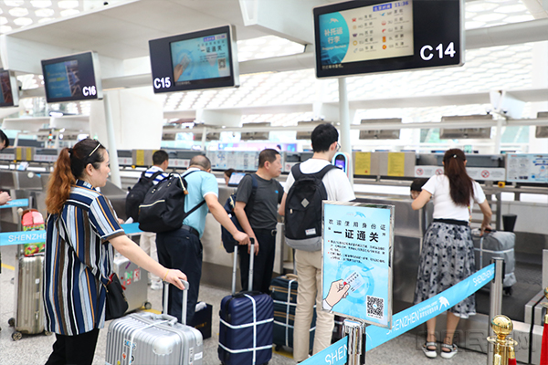 深圳机场国内旅客自助值机比例近八成，其中场外值机比例近七成.jpg
