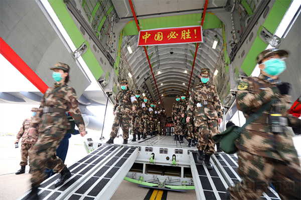 空军运输机运送中国人民解放军医疗队抵达武汉11.jpg