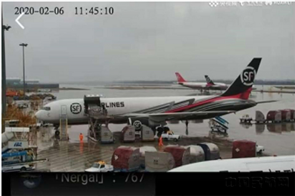 图为央视通过5G技术向全球直播医疗物资运输保障现场 .jpg