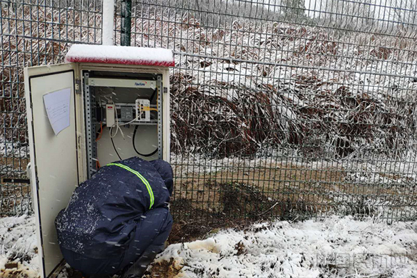 技术人员正在清理围界报警通信箱周围积雪 .jpg