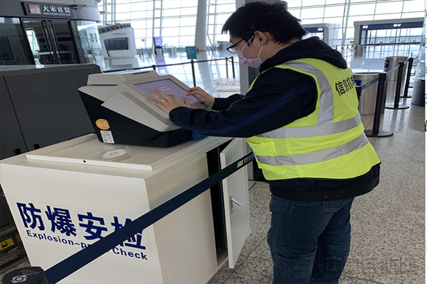 技术人员在对X光机进行复航前检查准备工作 .jpg