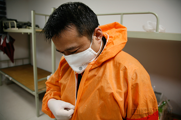 航班保障结束突击队员脱下厚厚的防护服,汗水湿了脸颊51.jpg 航班保障结束突击队员脱下厚厚的防护服,汗水湿了脸颊51.jpg