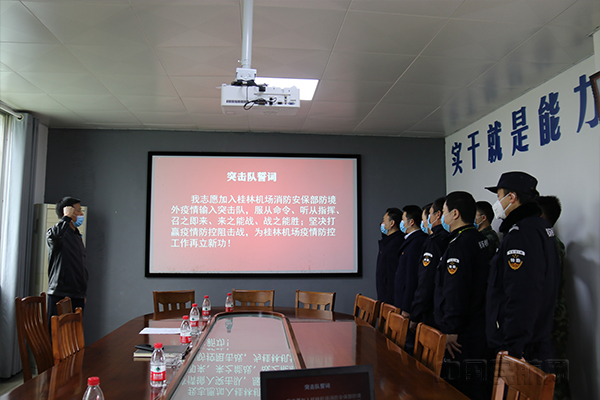 突击队员们举起右手,郑重宣誓61.jpg 突击队员们举起右手,郑重宣誓61.jpg
