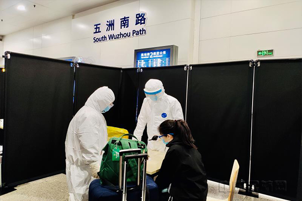 浦东机场临时医疗点服务旅客-上海机场供图1.jpg 浦东机场临时医疗点服务旅客-上海机场供图1.jpg