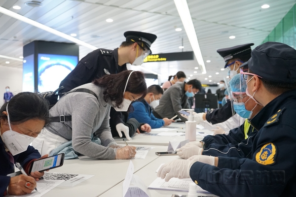 nEO_IMG_CZ8208航班旅客正在机场联合检疫站进行信息登记