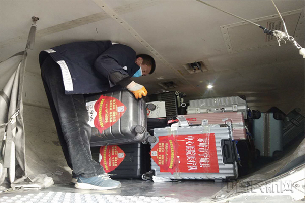 货仓内码放行李1.jpg 货仓内码放行李1.jpg