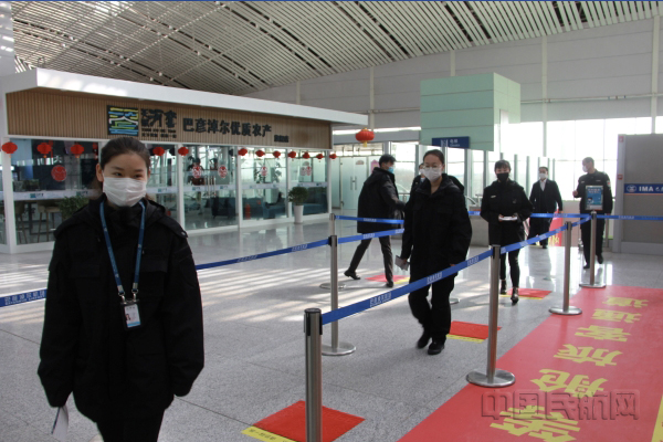 图:模拟旅客准备进入安检通道1.jpg 图:模拟旅客准备进入安检通道1.jpg