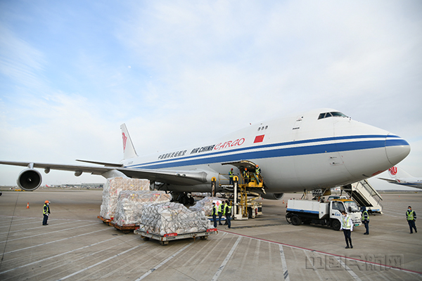 34板援非抗疫物资1小时内完成货机装载-上海机场供图1.jpg