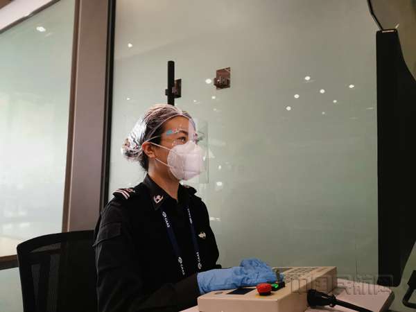 王宇在执行开机任务时，认真核对每一幅过检图像_副本.jpg
