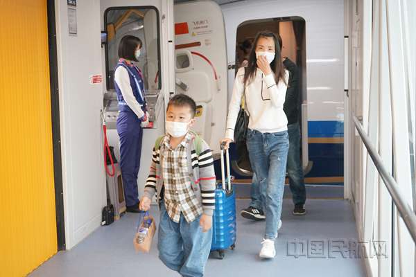 武汉旅客携带行李走出舱门_副本.jpg 武汉旅客携带行李走出舱门_副本.jpg