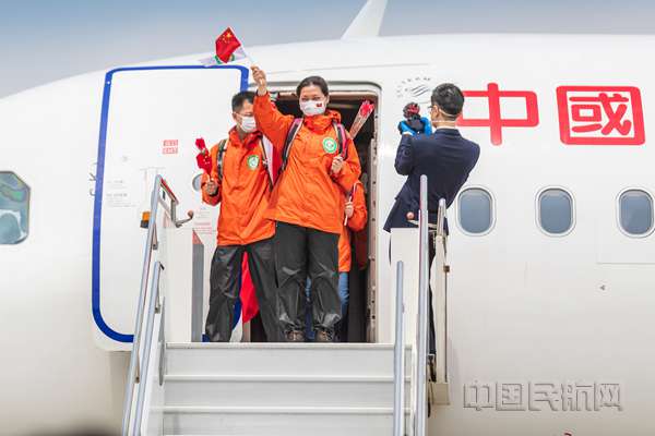医疗队员们挥舞国旗，致意家乡-上海机场供图_副本.jpg