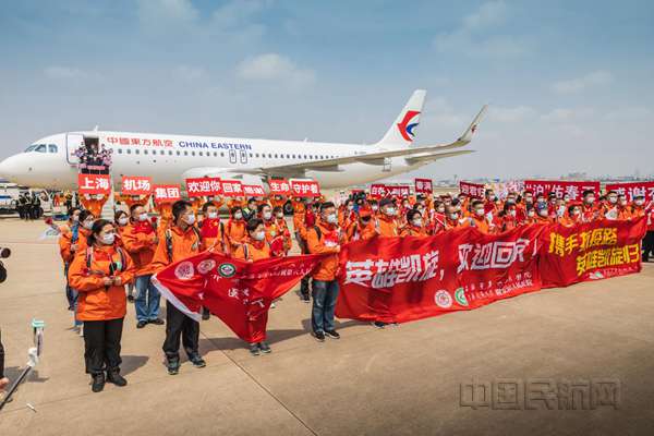 回到上海的最后一批医疗队员-上海机场供图_副本.jpg 回到上海的最后一批医疗队员-上海机场供图_副本.jpg