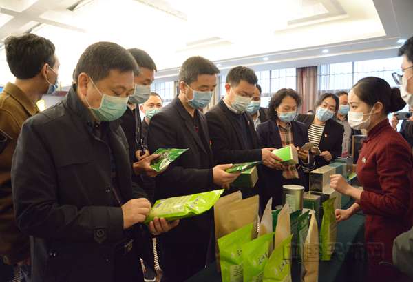 三峡机场党员干部共同前往重点需扶持的茶企了解采摘及销售情况_副本.jpg