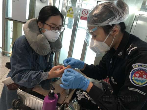 旅客手受伤为旅客贴创可贴_副本.jpg 旅客手受伤为旅客贴创可贴_副本.jpg