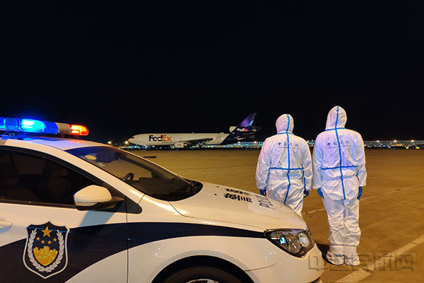 边检民警在货机机坪执勤-张志浩摄1.jpg 边检民警在货机机坪执勤-张志浩摄1.jpg