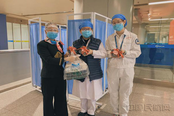 首都机场T1星阳舫员工为医护工作者提供保障餐1.jpg
