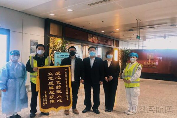 送锦旗现场合影1.jpg