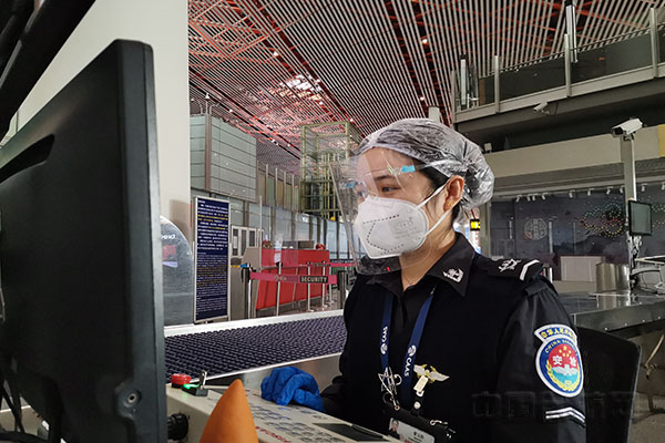 曹玉静认真的判检每一幅图像.jpg 曹玉静认真的判检每一幅图像.jpg