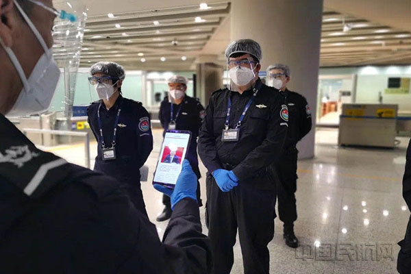 班前会开展安全教育.jpg 班前会开展安全教育.jpg