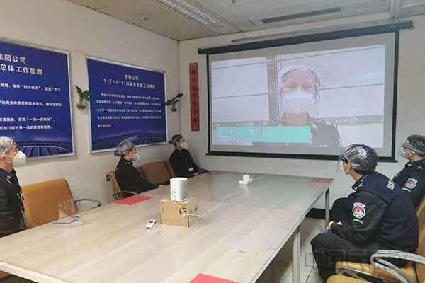 观看教育片.jpg 观看教育片.jpg