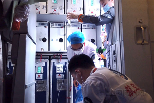 急救人员及机组人员紧密配合1.jpg