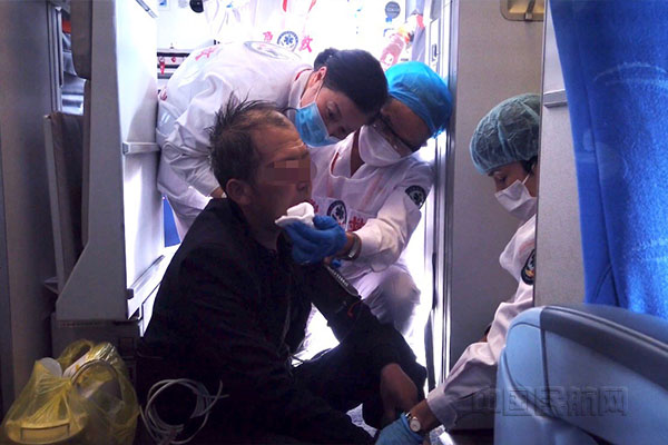 急救人员帮旅客擦脸1.jpg