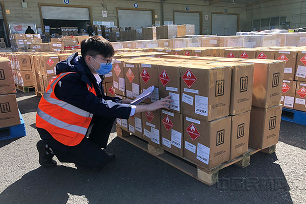 BGS员工操作危险品货物1.jpg BGS员工操作危险品货物1.jpg