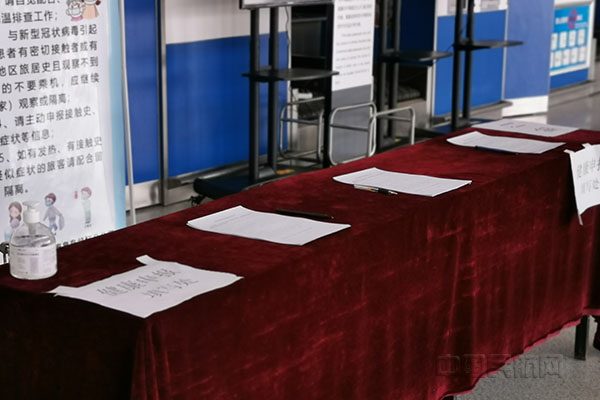 机场设置健康信息填写处 王淑慧拍摄1.jpg