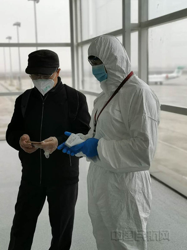 机场工作人员核对登记进港旅客信息 王淑慧拍摄1.jpg