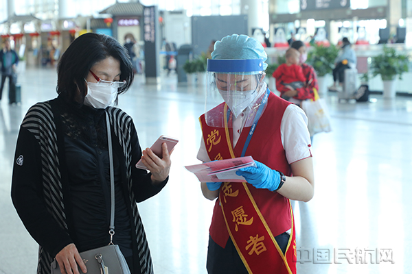 党员志愿者冲在疫情防控第一线。1.jpg 党员志愿者冲在疫情防控第一线。1.jpg