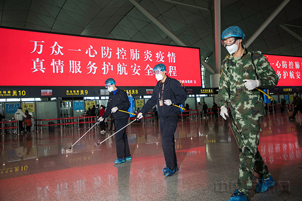 青年党员王晨带领消杀组对航站楼进行消杀.jpg 青年党员王晨带领消杀组对航站楼进行消杀.jpg