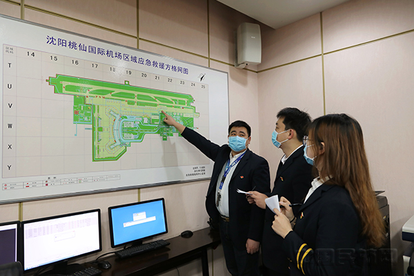 青年党员刘秀斌与同事研究应急处置方案.jpg 青年党员刘秀斌与同事研究应急处置方案.jpg
