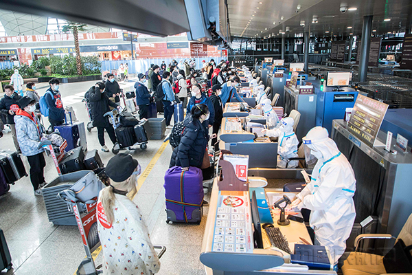 沈阳机场值机人员为旅客办理值机手续.jpg 沈阳机场值机人员为旅客办理值机手续.jpg