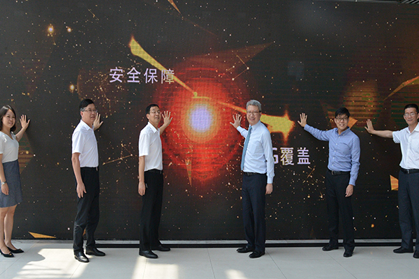 珠海机场与珠海联通领导共同为5G+智慧机场按下启动键1.jpg 珠海机场与珠海联通领导共同为5G+智慧机场按下启动键1.jpg
