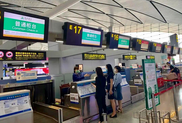 南宁机场春秋航空公司专属值机柜台(滕济斌/摄)
