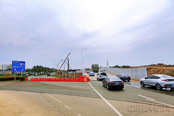 5月21日,美兰机场开始封闭西进场路至海口方向路段 (临时导行路入口处).jpg 5月21日,美兰机场开始封闭西进场路至海口方向路段 (临时导行路入口处).jpg